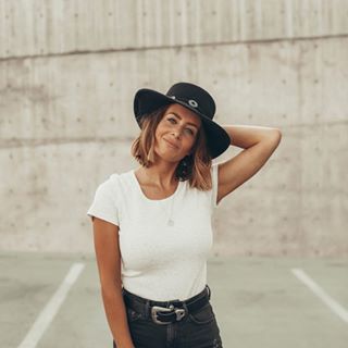 Amelia Jones