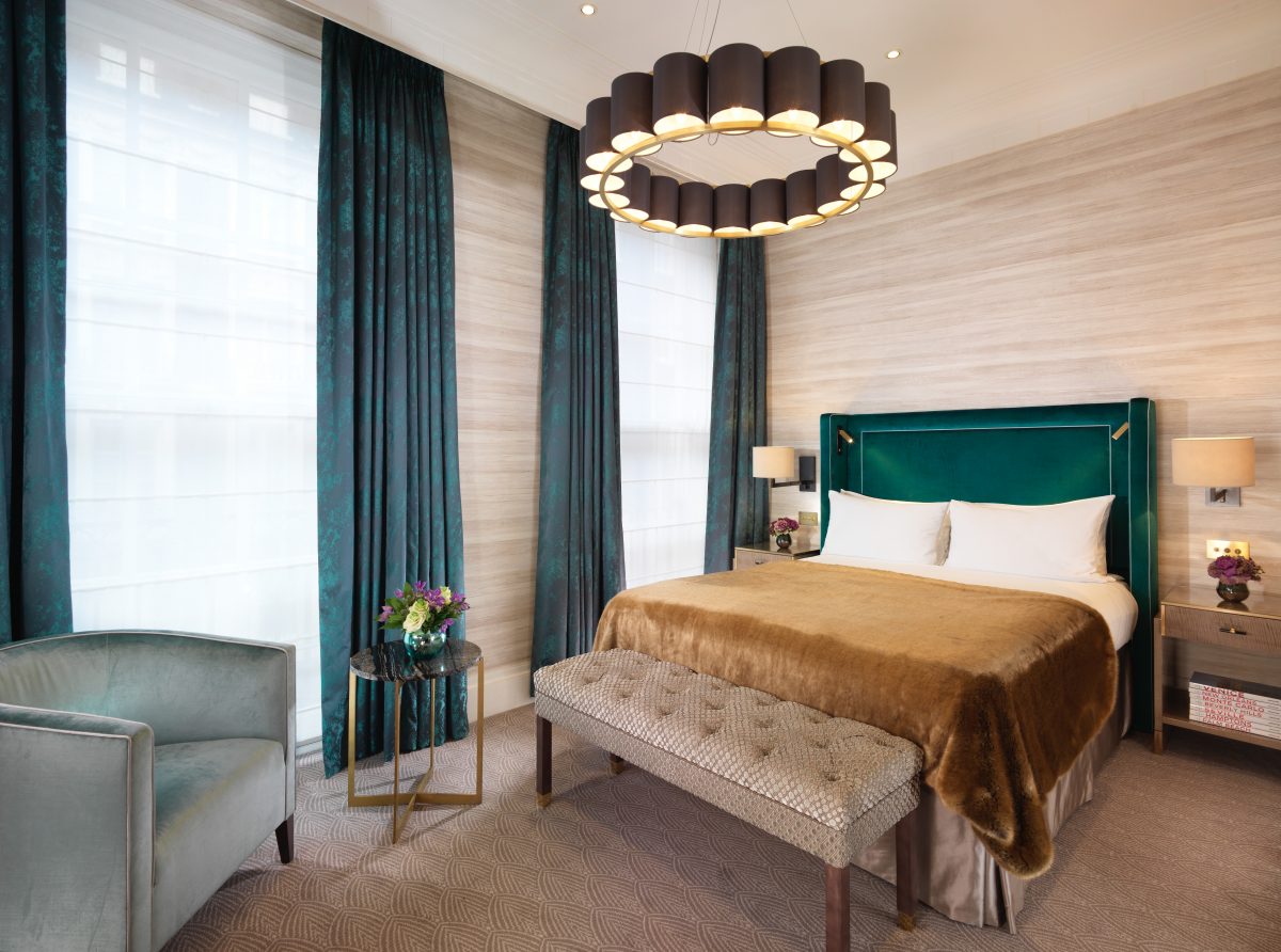 Luxury Overnight Stay With A Six Course Dinner & Breakfast PLUS A Glass Of Champagne On Arrival