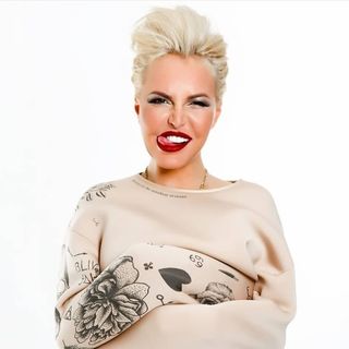 Porno: U uni sikadi va u qoshiq aytadi