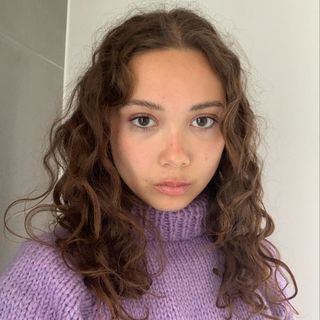 Contact Junia Lin Jonsdottir - Agent, Manager and Publicist Details