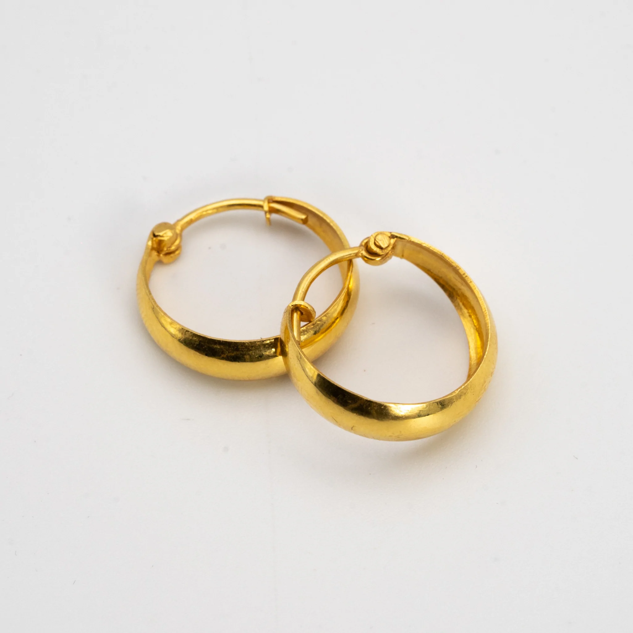 Umara Medium 18 Karat Gold Hoops