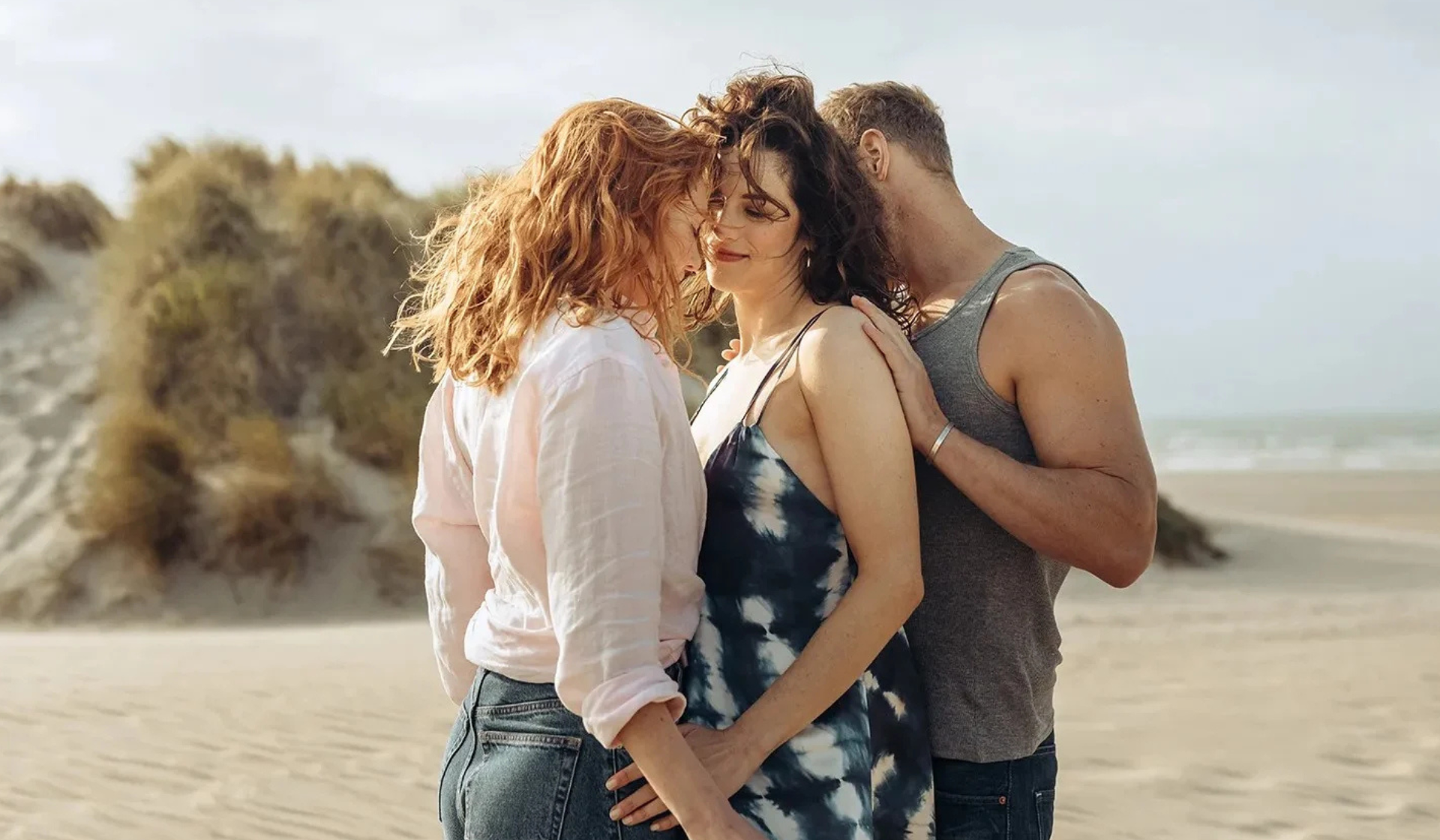 Photo on the beach. The Couple Next Door serise 2: Eleanor Tomlinson, Sam Palladio, Jessica De Gouw, Annabel Scholey, Sam Heughan