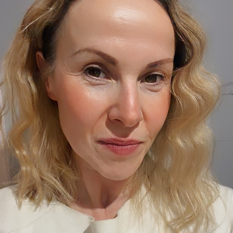 “Here’s How I Got Margot Robbie’s Wuthering Heights Curls In 5 Easy Steps”
