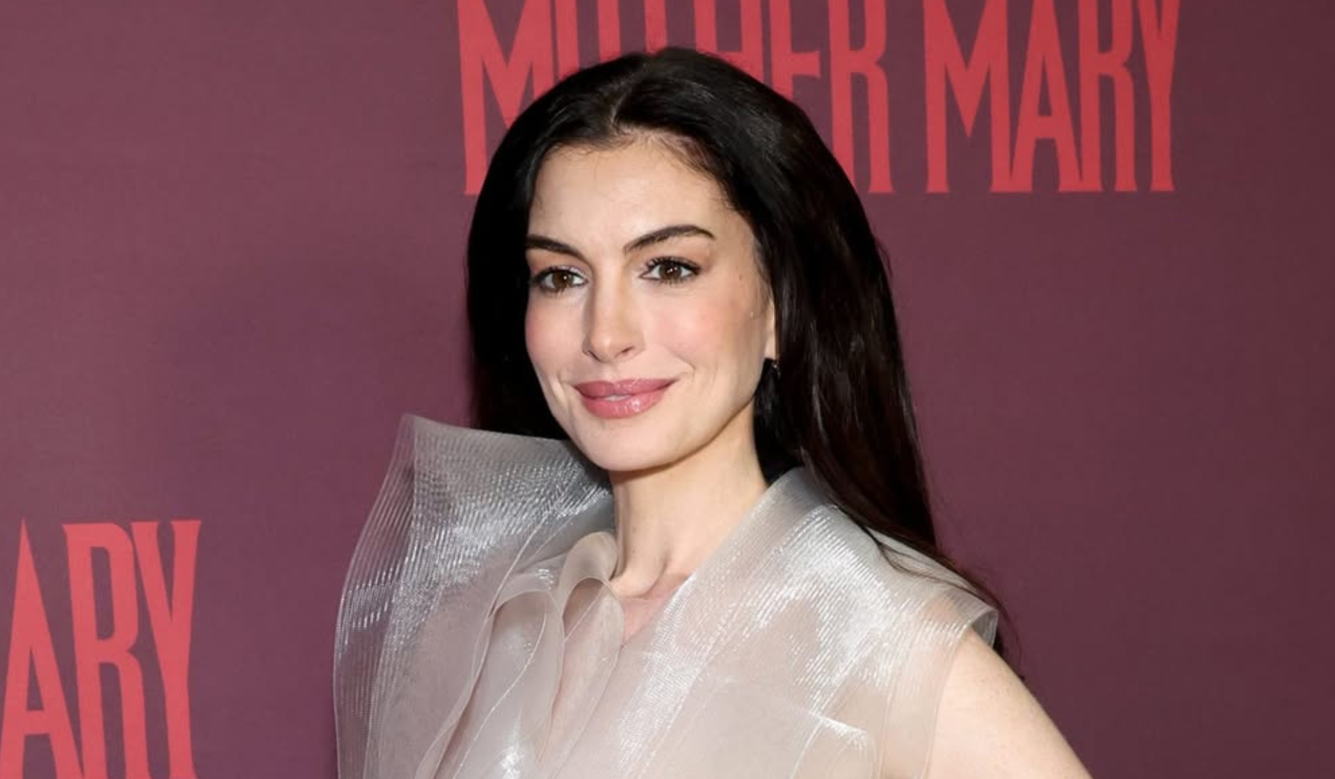 Anne Hathaway’s Latest Red Carpet Look Is An Optical Illusion